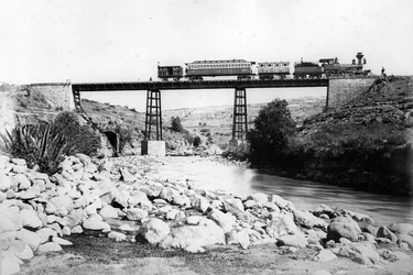 Vlak přes most v Britské Západní Indii, c.1880